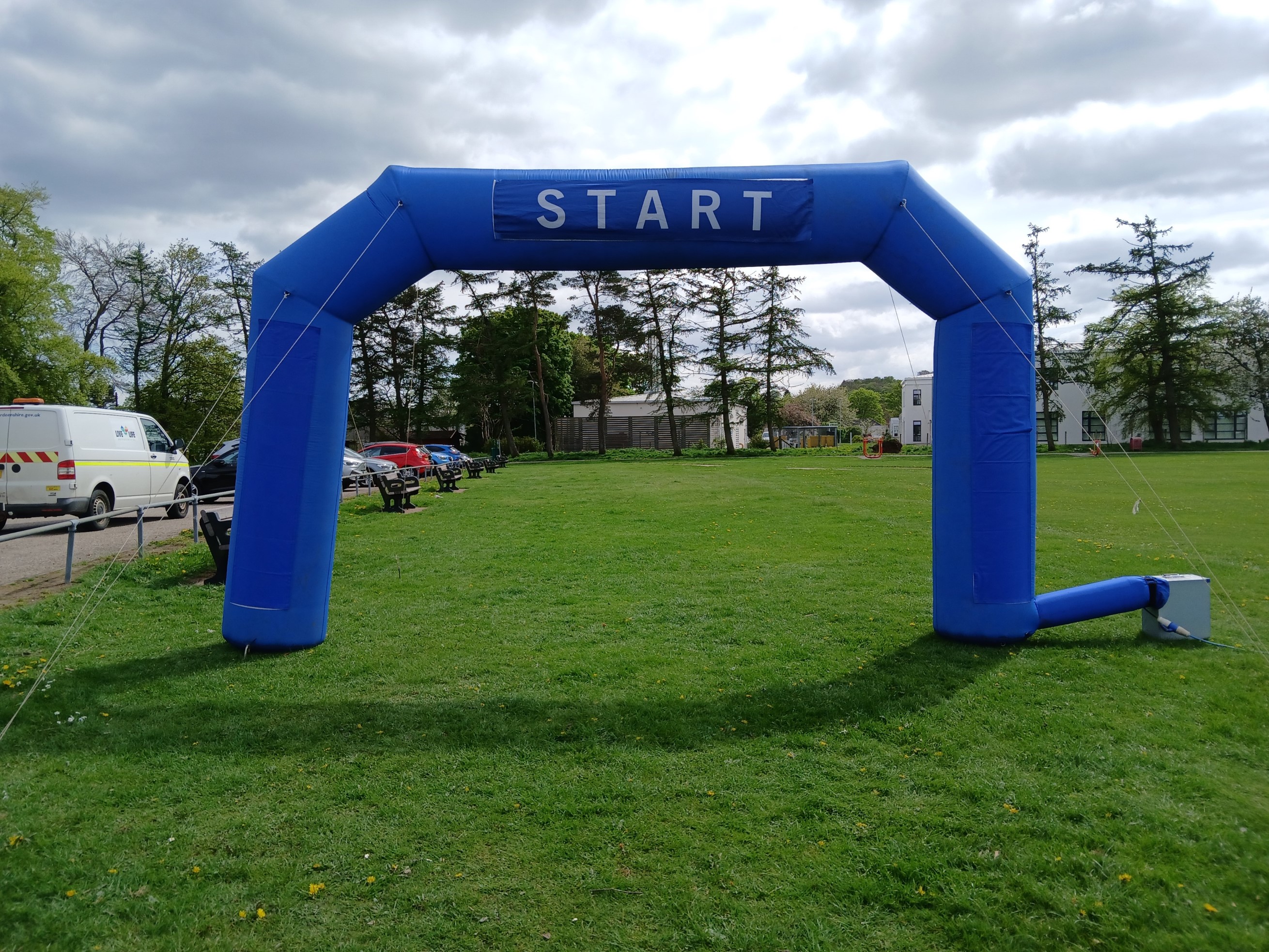 Inflatable arch for start and finish